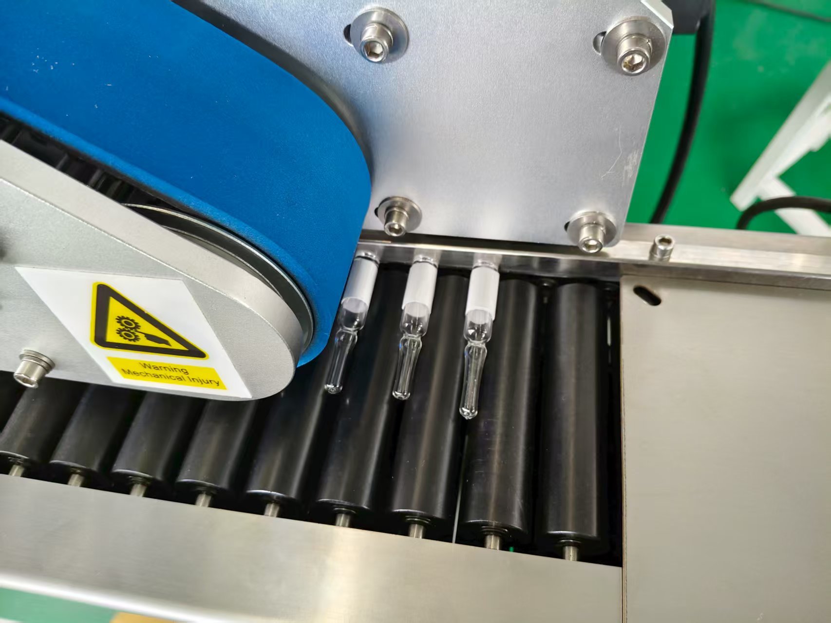 Derniers blogs de l'entreprise sur How Vertical Sticker Labelers Perfect CBD Tincture Packaging Quality Control