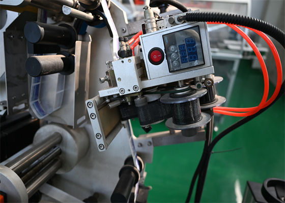 Un bon prix. Automatique de la machine d'étiquetage des bouteilles contrôle PLC avec l'impression de code, appliquer l'autocollant en ligne