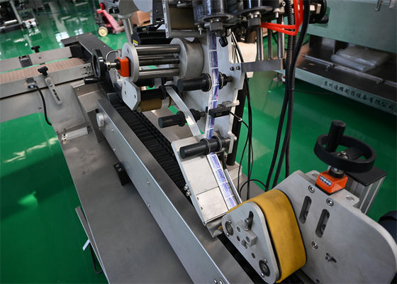 Machine d'étiquetage pharmaceutique à grande vitesse pour petites bouteilles rondes, étiquetage précis avec station de double inspection