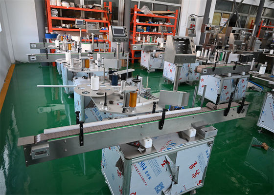 Machine d'étiquetage des autocollants d'ampoules à grande vitesse, étiquetage conforme aux BPF et chargement des plateaux pour ampoules stériles et petits flacons