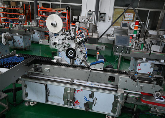 Machine intégrée d'étiquetage autoadhésif et d'emballage de plateaux, machine d'étiquetage pharmaceutique