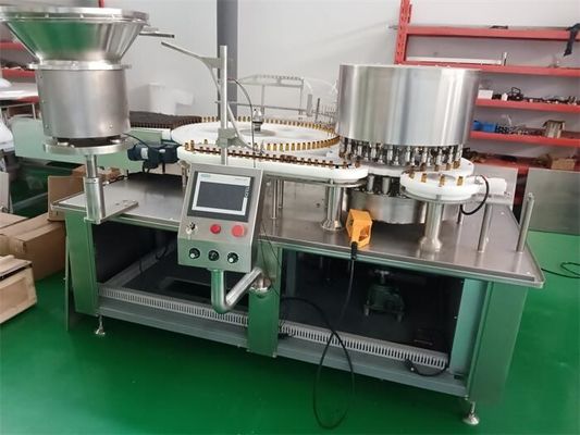 Un bon prix. Machine automatique de remplissage et d'enveloppe certifiée GMP pour la solution nutritive, avec 24 buses de remplissage de 12000 BPH en ligne