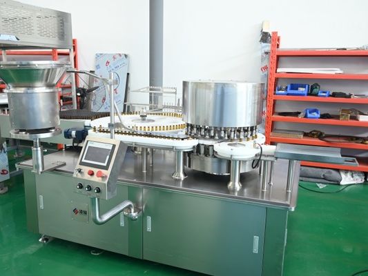 Un bon prix. Machine de remplissage de liquide pharmaceutique à grande vitesse pour les sirops contre la toux, 99,5 précision avec pompe à piston servo-conduite Conformité aux normes GMP en ligne