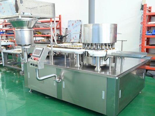Machine de remplissage de liquide pharmaceutique de 10 à 500 ml pour les anticorps monoclonaux et les solutions liquides d'insuline, système de remplissage à grande vitesse avec certification GMP