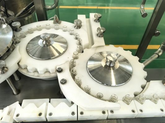 Machine de remplissage de flacons liquides pour les formulations liquides sensibles Système de remplissage et d'étanchéité à grande vitesse