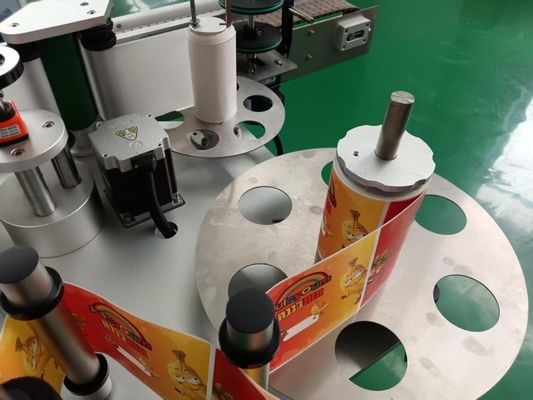 Machine d'étiquetage automatique pour les bouteilles pour les bouteilles en plastique et en verre de 20 à 1500 ml avec codage sur ruban carbone