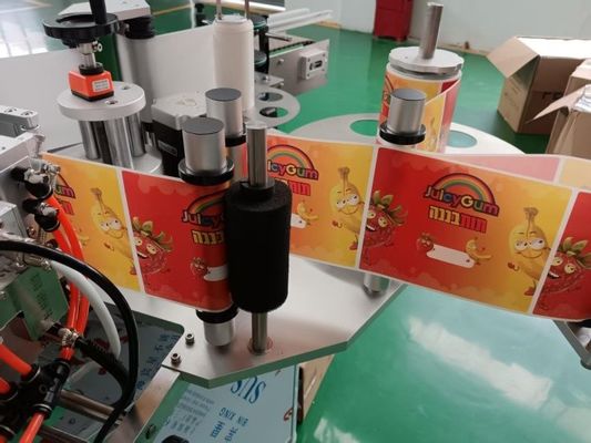Machine d'étiquetage d'autocollants entièrement automatique pour les bouteilles de boissons pharmaceutiques et cosmétiques 20-1500 ml avec codage au ruban carbone
